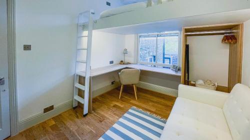 Cozy London Micro Suite W En-suite Perfect for Family Getaway - image 11