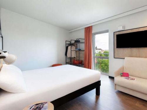1 queen bed, 1 sofa bed