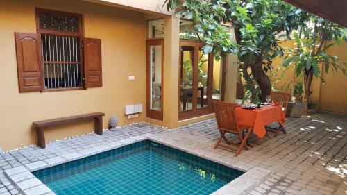 Swimming pool, Urban Bliss Studio in Narahenpita