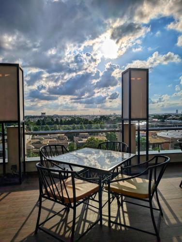Goldcrest Mall - Luxury One-Bed Apartment by Alvis Suite - image 5