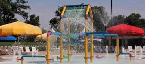 Étterem, Chic City Charming Bungalow with all the Amentities Great Family Getaway! in Harper Woods