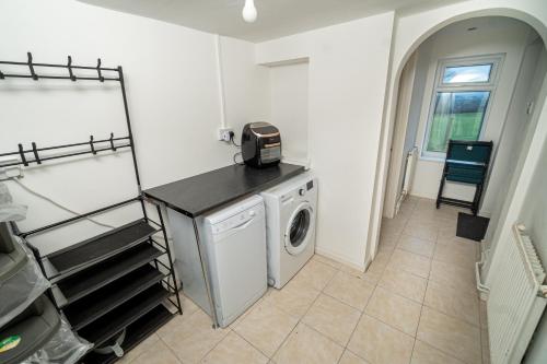 Swansea 3BR Home with Parking & Garden in Pontlliw