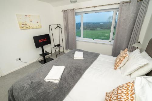 Swansea 3BR Home with Parking & Garden in Pontlliw