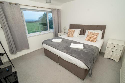 Swansea 3BR Home with Parking & Garden in Pontlliw