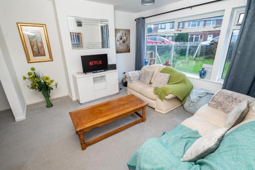 Swansea 3BR Home with Parking & Garden in Pontlliw