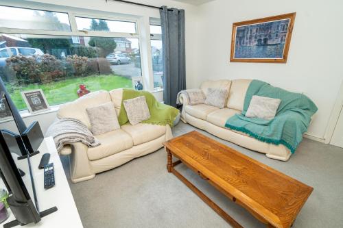 Swansea 3BR Home with Parking & Garden in Pontlliw