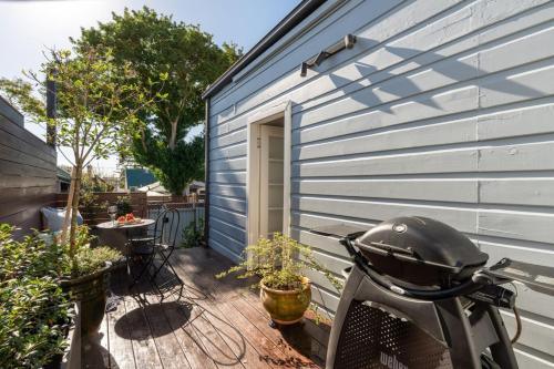 Charming Leichhardt Cottage with BBQ Deck in Leichhardt