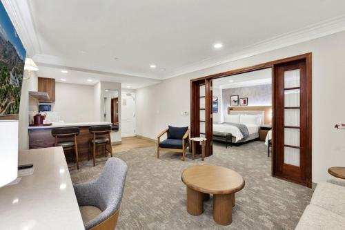 2 queen beds, 1 sofa bed
