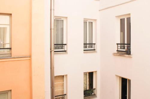 Apartment with balcony in the 9th arrondissement - main image