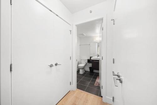 Cozy 2BR-2BA with Sofa Bed-Walk to Rogers & BC Pl - image 3