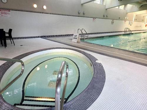 Cozy 2BR-2BA with Sofa Bed-Walk to Rogers & BC Pl - image 5
