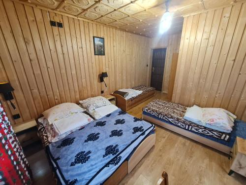 4 twin beds