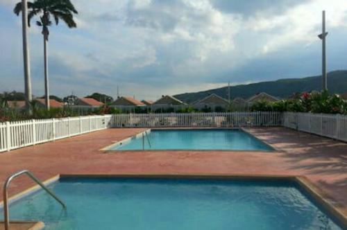 Piscina, Caymanas Estate House in Portmore