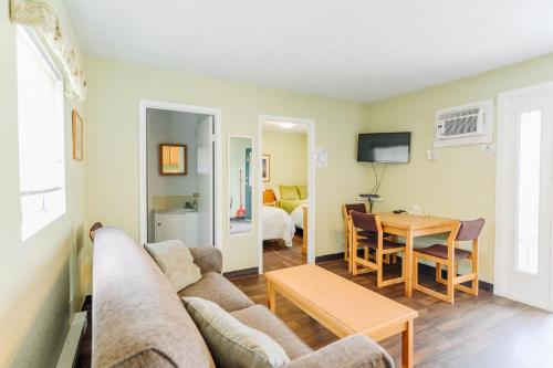 Suite 15 Green Gables Resort Lake View Retreat in Osoyoos (BC)