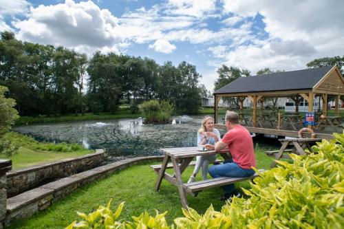 Étterem, Derwent View Luxury Lake Side Caravan Home in Port Carlisle