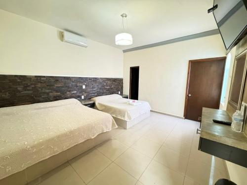 1 double bed, 1 twin bed