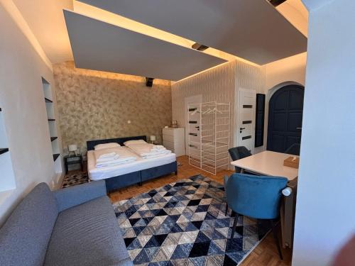 1 queen bed, 1 twin bed