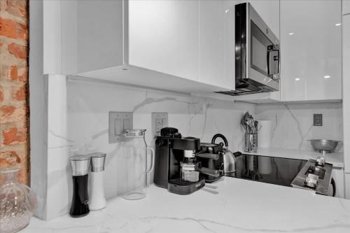 Modern West Village 1BR Garden steps to subway - image 2