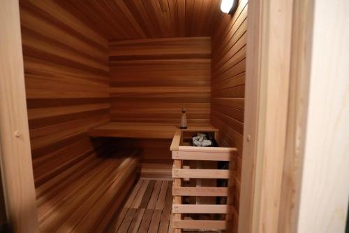 Luxury Mountain Family Retreat with Sauna near Zion & Bryce - image 5