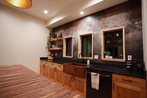 Luxury Mountain Family Retreat with Sauna near Zion & Bryce - image 7