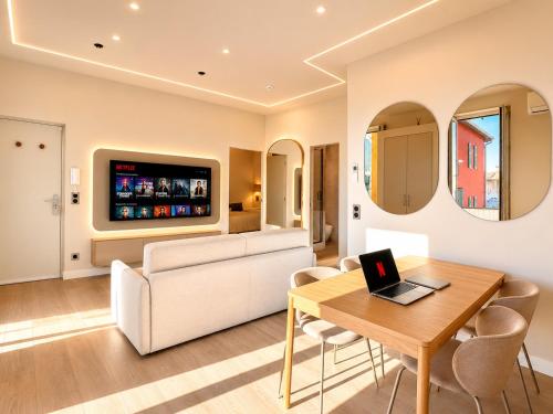MONACO - MENTON - SEA VIEW - 6 PERSONS - PREMIUM LOCATION - 2 BEDROOMS- LUXURY RENOVATED - PARKING - CLIM - BALCONY - BEAcH and SUN