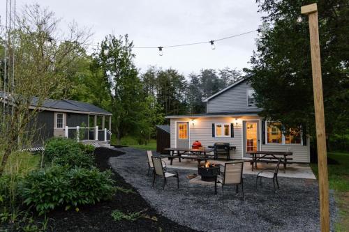 Surrounded by Nature - Frog Hollow Cabin & Bunk Room: Hot Tub | Fire Pit | Grill