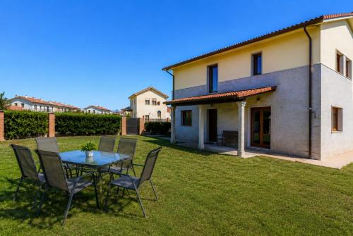 Acogedora casa con jardín (Acogedora casa con jardin) in Villares de la Reina
