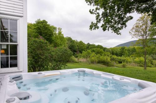 Secluded Estate! Hot Tub, Walking Path To Downtown in Cold Spring