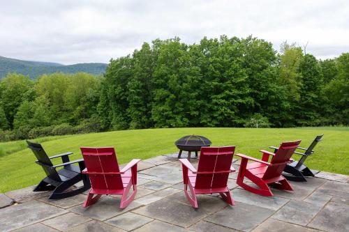 Secluded Estate! Hot Tub, Walking Path To Downtown in Cold Spring