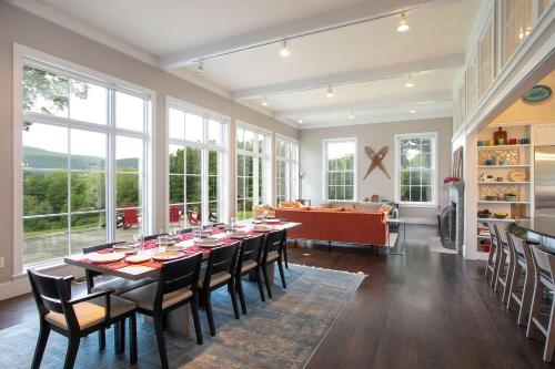 Secluded Estate! Hot Tub, Walking Path To Downtown in Cold Spring