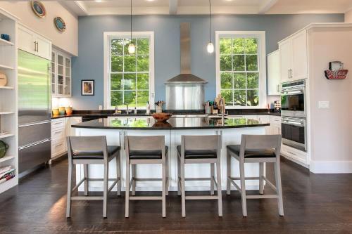 Secluded Estate! Hot Tub, Walking Path To Downtown in Cold Spring