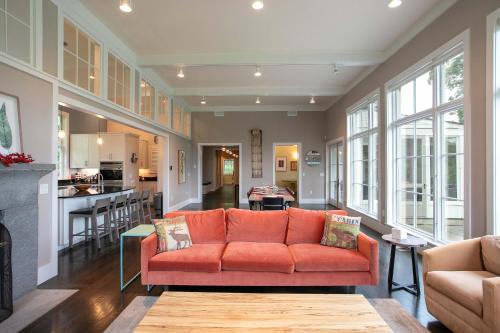 Secluded Estate! Hot Tub, Walking Path To Downtown in Cold Spring