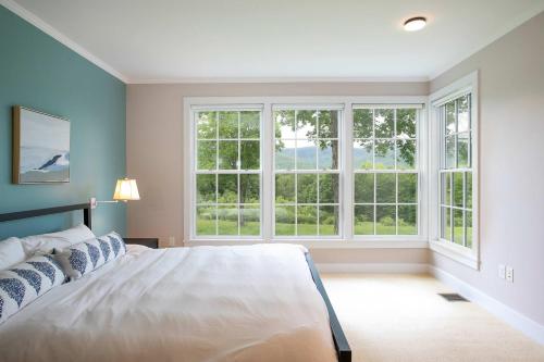 Secluded Estate! Hot Tub, Walking Path To Downtown in Cold Spring