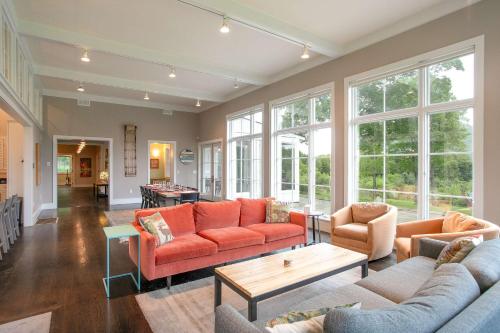 Secluded Estate! Hot Tub, Walking Path To Downtown in Cold Spring
