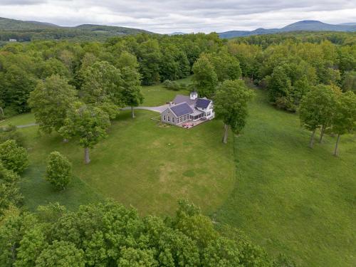 Secluded Estate! Hot Tub, Walking Path To Downtown in Cold Spring