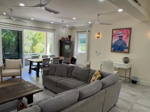 . Lo key cottages, The Beehive