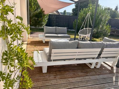 Rõdu/terrass, Maison avec jacuzzi proche circuit 24h et Boulerie Jump in Yvre-l'Eveque