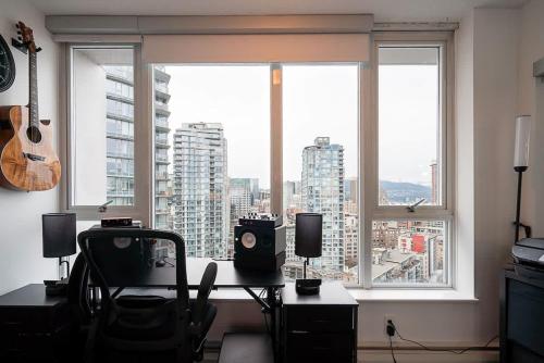 2BR-2BA Sofa Bed Steps to BC Place and Rogers Arena - image 5