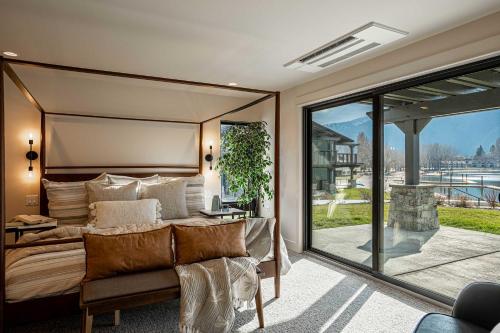 Designer Lakefront Condo C1 Wapato Point Chelan