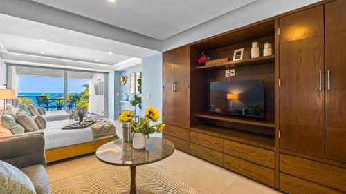 Gorgeous 1BR Condo with Pools & Sea Views - image 4