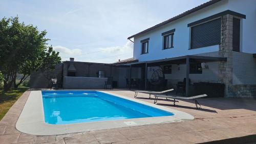 Villa de Lujo en Gijón, Piscina Climatizada, Bar gîte à louer Juvería