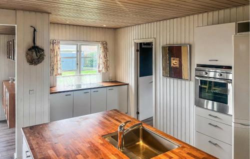 Cozinha, 3 Bedroom Awesome Home In Kirke Hyllinge in Kirke-Hyllinge