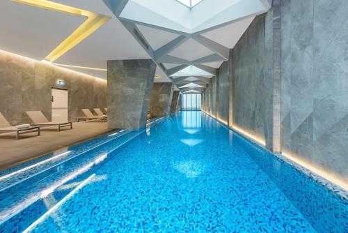 High-Rise CBD 3B Apt L50 | Luxe City Views+Parking