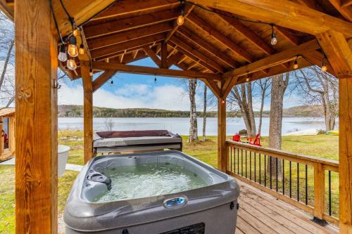 Karstais baseins, Haliburton Lakefront Escape with Hot Tub, Sauna, Fire Pit & BBQ in Eagle Lake (ON)