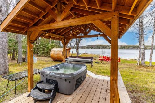 Karstais baseins, Haliburton Lakefront Escape with Hot Tub, Sauna, Fire Pit & BBQ in Eagle Lake (ON)