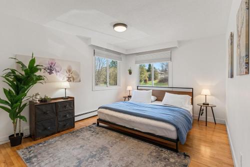 Haliburton Lakefront Escape with Hot Tub, Sauna, Fire Pit & BBQ in Eagle Lake (ON)