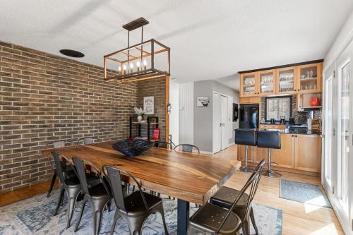 Iekārtas, Haliburton Lakefront Escape with Hot Tub, Sauna, Fire Pit & BBQ in Eagle Lake (ON)