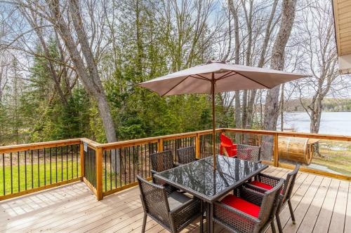 Iekārtas, Haliburton Lakefront Escape with Hot Tub, Sauna, Fire Pit & BBQ in Eagle Lake (ON)
