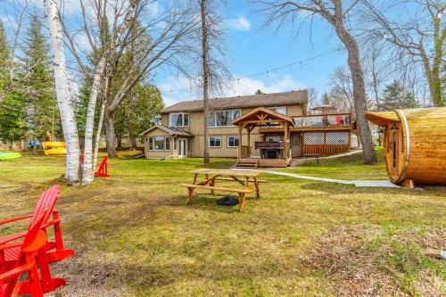 Viesnīcas āriene, Haliburton Lakefront Escape with Hot Tub, Sauna, Fire Pit & BBQ in Eagle Lake (ON)