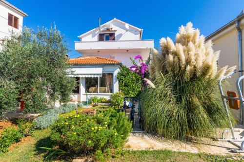2 bedrooms, 3 beds